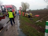 Tragiczny wypadek na drodze krajowej numer 74 w miejscowości Olszownica. Ciężarówka zderzyła się z osobówką, dwie osoby nie żyją