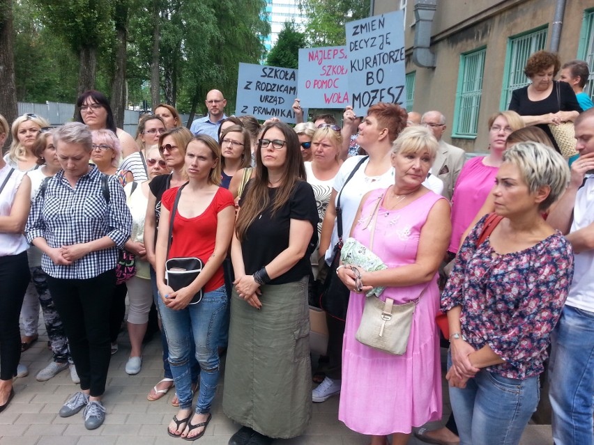 Środowy protest przed SP nr 128 w Łodzi