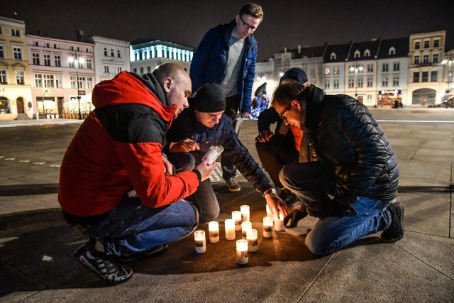 W niedzielę pod ratuszem odbył się happening w obronie pieszych, zorganizowany przez Społecznego Rzecznika Pieszych w Bydgoszczy. Okazją był Światowy Dzień Pamięci Ofiar Wypadków Drogowych. - Uczestnicy w ramach kampanii #ChodziOżycie zaapelowali do władz miasta o pilną poprawę infrastruktury drogowej, tak aby zwiększyć bezpieczeństwo pieszych i ograniczyć przekraczanie prędkości.