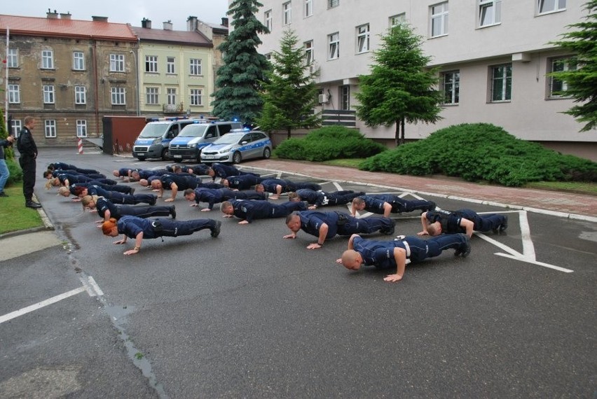 Podkarpacie. Policjanci też "pompują" w #GaszynChallenge i wspomagają zbiórki pieniędzy (WIDEO)