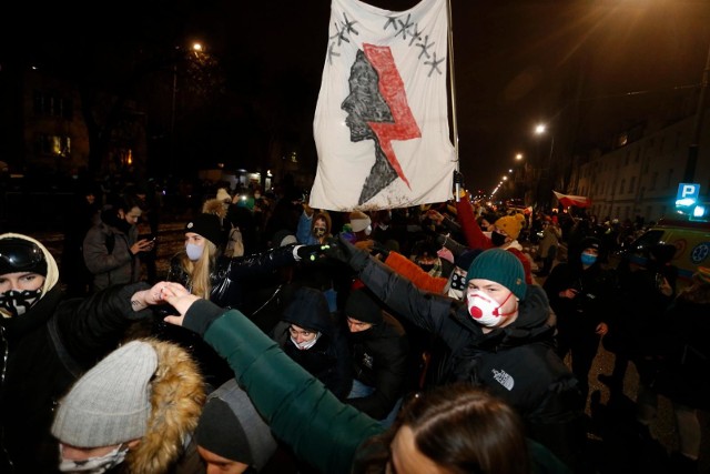 Sondaż: PiS nadal z wysokim poparciem, mimo protestów na ulicach