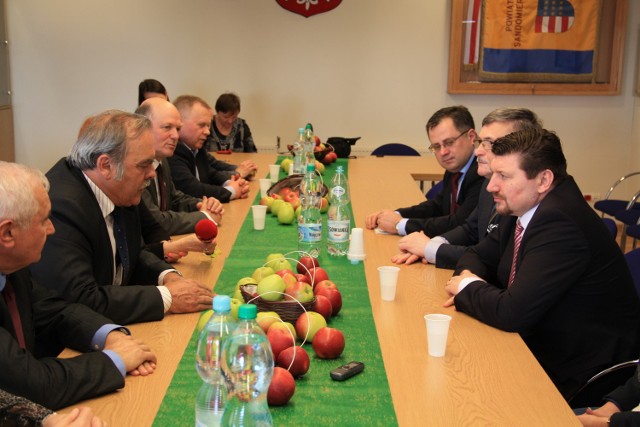 Minister rolnictwa Mołdawii Eduard Grama (z prawej) rozmawiał ze starostą sandomierskim Stanisławem Masternakiem.