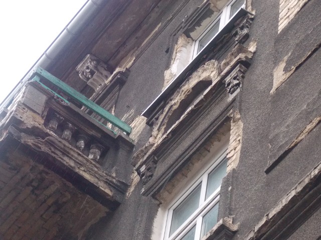 kamienicaTynk z kamienicy przy ul. Armii Polskiej odpadał już wcześniej. Pierwszy raz na chodnik zaczęły jednak spadać całe cegły. Tak kamienica wyglądała w sobotę.