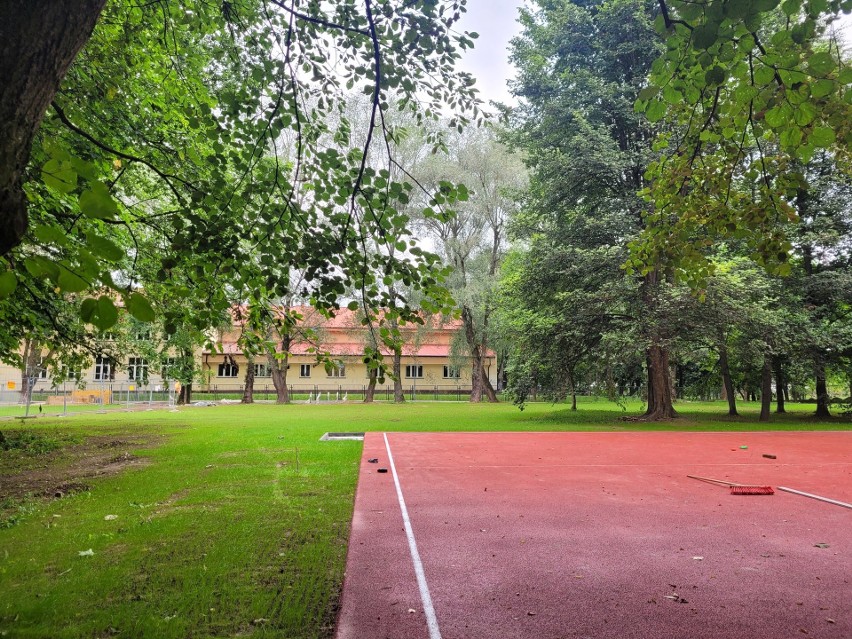 Kraków. Koniec prac w parku "Ogród Płaszów" na horyzoncie? Trwa montaż małej architektury i nasadzenia zieleni