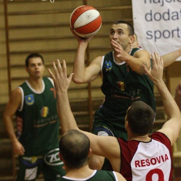 Koszykarze tarnobrzeskiej Siarki (z piłką Michał Marciniak) nie zawiedli i wygrali drugi mecz z rzędu, pokonując tym razem w Rzeszowie tamtejszą Resovię. 