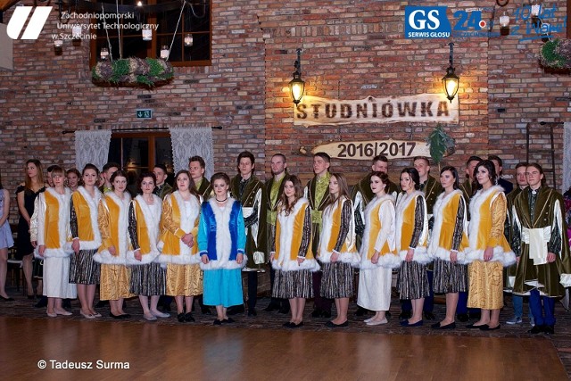 Zobaczcie, jak na studniówce bawili się uczniowie z I Liceum Ogólnokształcącego w Szczecinie.Polecamy również: Szukamy Miss Studniówek 2017. Zgłoś się do zabawy, nagrody czekają!Zobacz zdjęcia ze studniówek w Szczecinie i regionie!Partner serwisu: