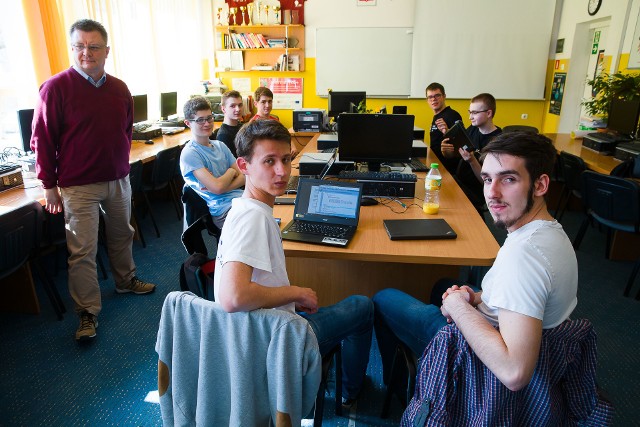 Dla uczniów I LO informatyka nie ma większych tajemnic. Za ich sukcesy odpowiedzialny jest Ireneusz Bujnowski  (na zdjęciu z lewej).