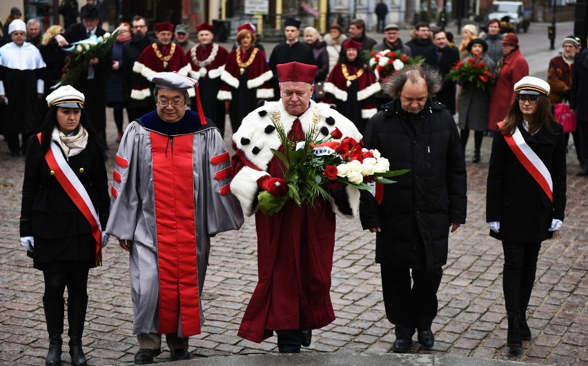 Tradycyjnie kwiaty złożyli między innymi rektor UMK prof....