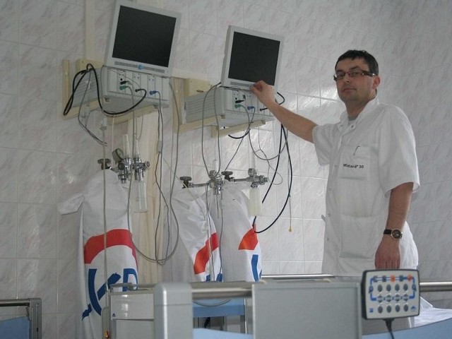 Lekarz Jarosław Chlipała prezentuje nowoczesne łóżka z możliwością nadzoru kardiologicznego