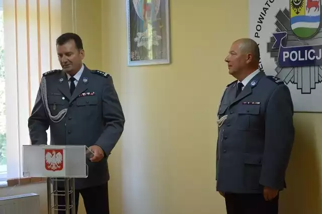 Zastępca komendanta wojewódzkiego mł. insp. Mirosław Kruszelnicki (z lewej) oraz nowy komendant komendy powiatowej policji w Krośnie Odrzańskim, mł. insp. Robert Konieczny.