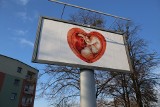 Antyaborcyjne billboardy zmieniły retorykę. Zamiast krwi i czerni, serce i biel. Ekspert: Może to być ważny i skuteczny przekaz podprogowy