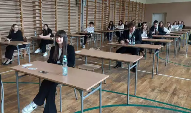 Uczniowie IV Liceum Ogólnokształcącego imienia Tytusa Chałubińskiego w Radomiu pisali maturę między innymi w szkolnej sali gimnastycznej. Byliśmy u nich na chwilę przed rozdaniem arkuszy egzaminacyjnych.