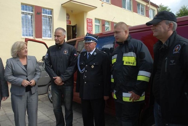 Kluczyki do samochodu operacyjnego przekazali strażakom z gminy Cecylia Stankiewicz oraz Piotr Walczak.