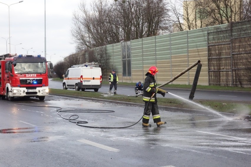 Wypadek na Jana Pawła II w Łodzi. Samochód dachował. Kierowca uciekł [ZDJĘCIA]