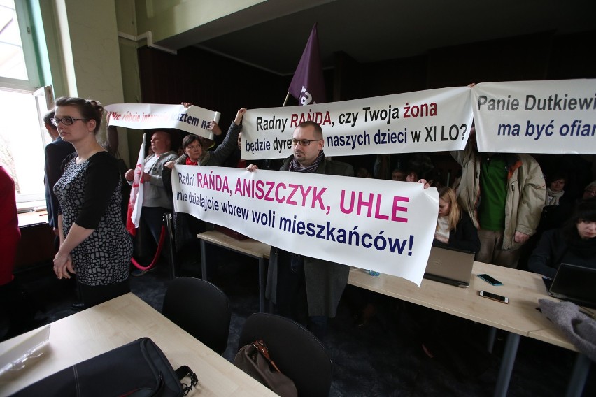 Przed i na sesji protestowali rodzice gimnazjalistów