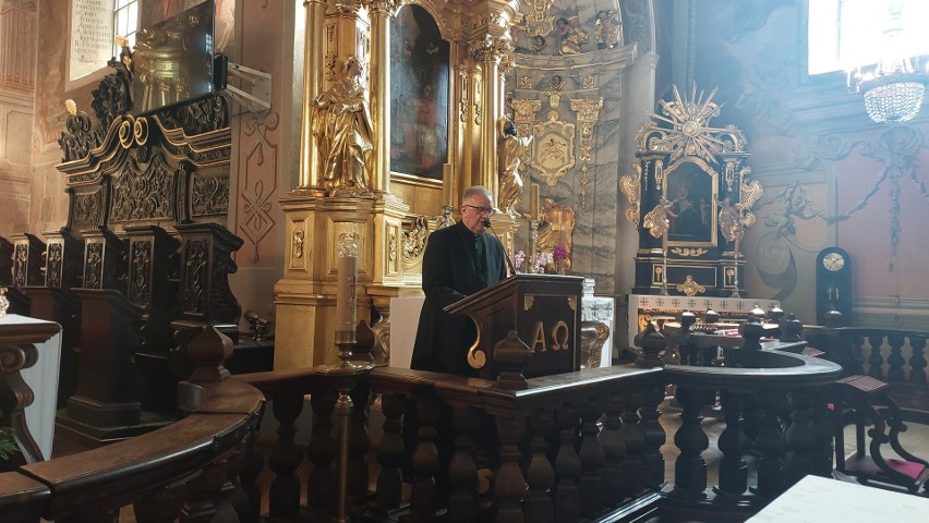 W Opatowie podpisano umowy na remont świętokrzyskich zabytków. 31 tysięcy otrzymała parafia świętego Marcina na renowację zabytkowych druków