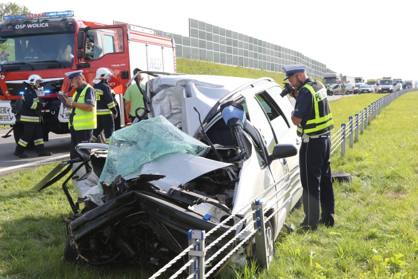 Poważny wypadek na drodze numer 7 w miejscowości Wrzosy koło Chęcin. Van wbił się pod ciężarówkę