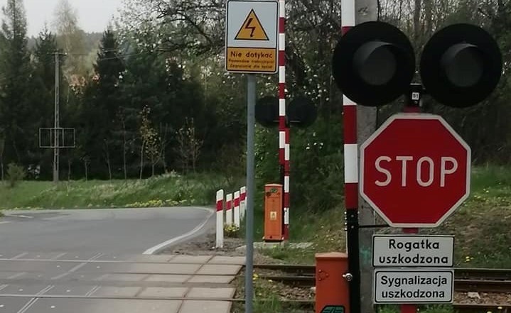 Zepsute rogatki przed przejazdem kolejowym w Kalwarii...