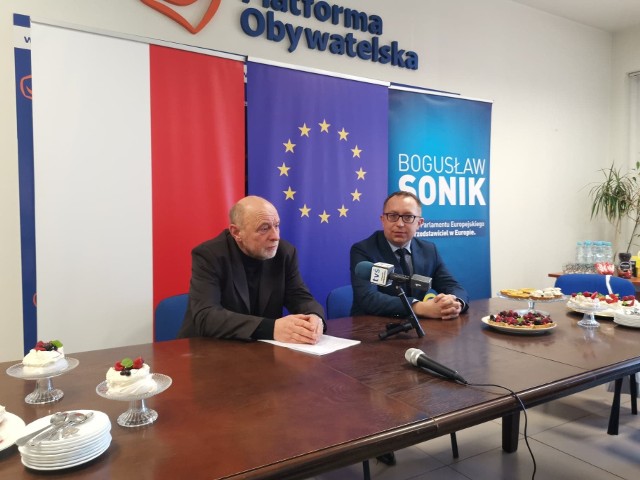 Od lewej: europoseł Platformy Obywatelskiej Bogusław Sonik oraz poseł i lider partii w Świętokrzyskiem Artur Gierada.