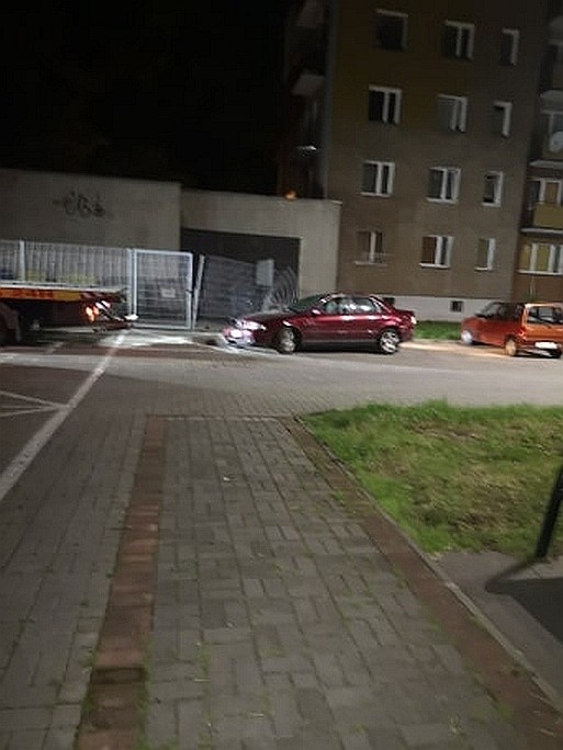 Wypadek na ul. Rychla w Strzelcach Opolskich. 16-latek pomylił jedynkę z wstecznym. Rozbił kilka pojazdów