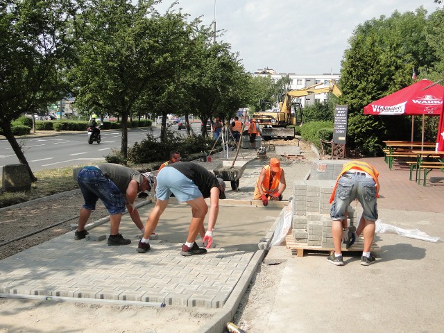 W centrum Radomia trwa budowa ścieżki rowerowej. Zobaczcie zdjęcia  z prac na kolejnych slajdach.