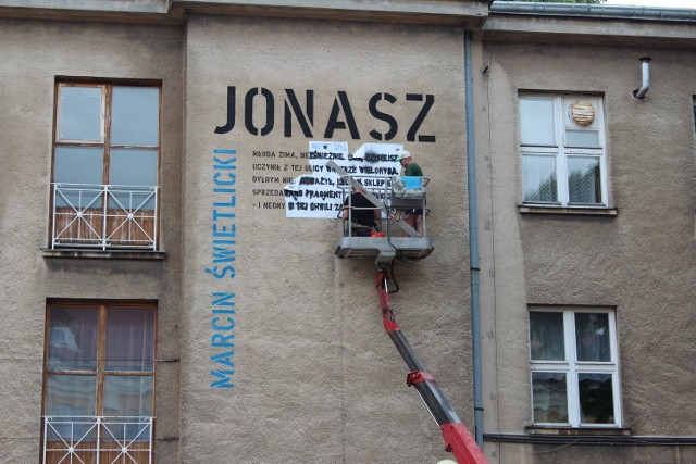 Co roku jeden wiersz ozdabia ścianę lubelskiej szkoły. "Jonasza" Marcina Świetlickiego odczytamy na murze III LO im. Unii Lubelskiej