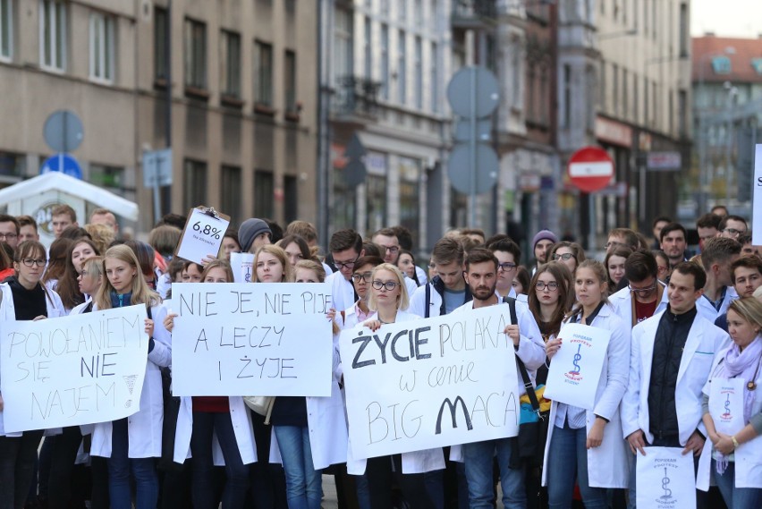 Protest studentów medycyny w Katowicach. Wsparli rezydentów ZDJĘCIA