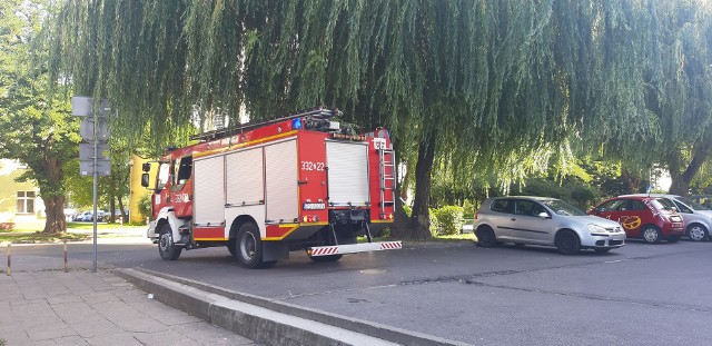 Internauci poinformowali nas, że dziś rano w jednym z wieżowców przy ul. Zwycięstwa w Koszalinie odbyła się akcja straży pożarnej. Jedna z mieszkanek, zgłosiła, że wyczuwa w mieszkaniu gaz. Na miejscu okazało się, że był to fałszywy alarm, zapach pochodził z gotowanej przez jednego z sąsiadów zupy.Zobacz także: Koszalin: Wręczenie nagród w plebiscycie Strażak Roku 