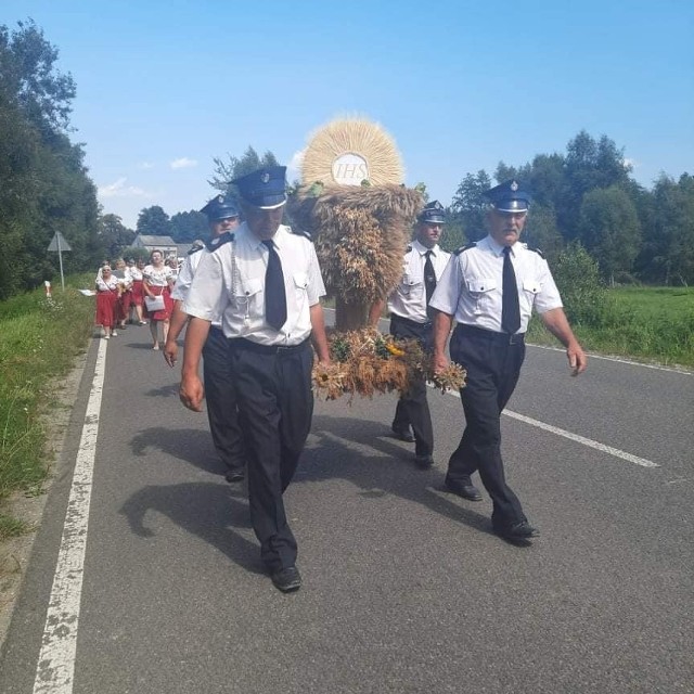 W niedzielę, 15 sierpnia w Solcu w gminie Szydłów miały miejsce wiejskie dożynki. Po uroczystej mszy świętej nastąpił przemarsz dożynkowego korowodu na placu przy budynku Ochotniczej Straży Pożarnej. Nie zabrakło występów artystycznych, pokazów obrzędów ludowych, stoiska z potrawami regionalnymi oraz tanecznej zabawy pod gwiazdami.Więcej zdjęć na kolejnych slajdach>>>