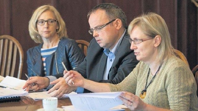 Od lewej: sekretarz Iwona Wójcik, skarbnik Artur Michałuszek i dyrektor Helena Słomska