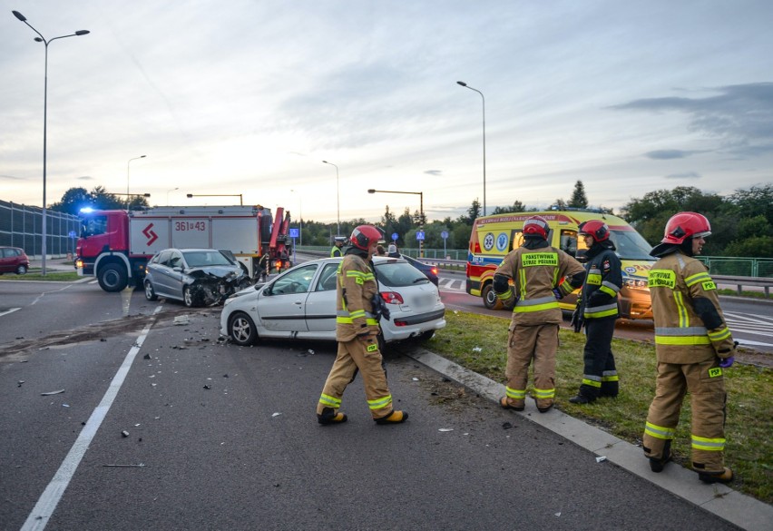 Zderzenie mercedesa z peugeotem na skrzyżowaniu ul. Zadwórzańskiej z aleją Wolności w Przemyślu [ZDJĘCIA]