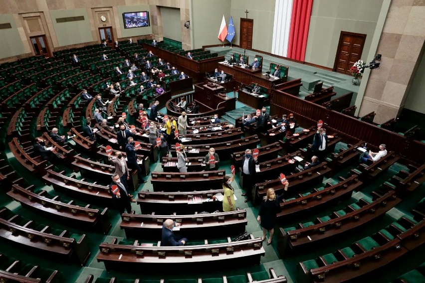 Posłowie Koalicji Obywatelskiej i Lewicy protestowali na...