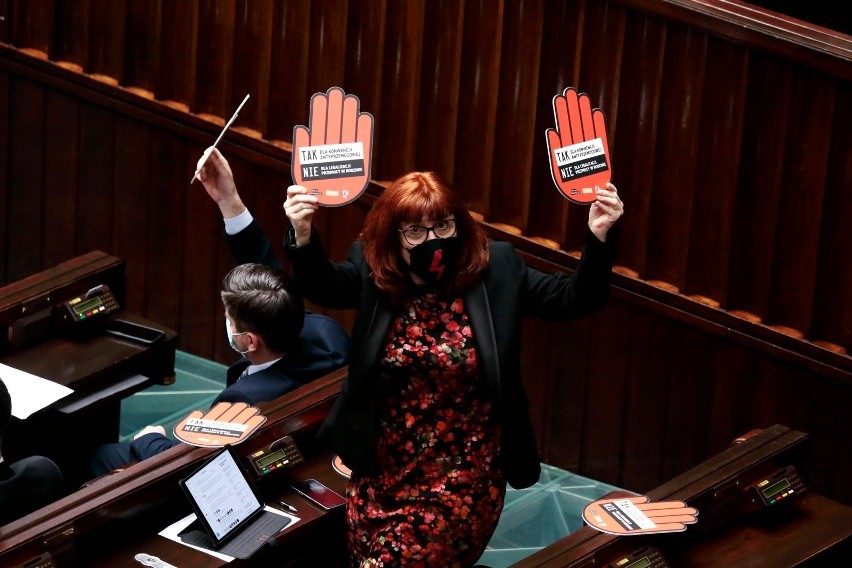 Posłowie Koalicji Obywatelskiej i Lewicy protestowali na...