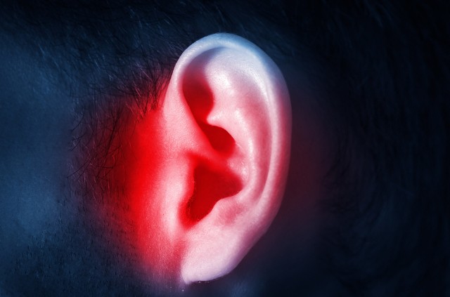 Ból ucha jest przykrą dolegliwością, która może mieć przyczyny zarówno wewnętrzne (uszne), jak i zewnętrzne (niezwiązane z narządem słuchu).