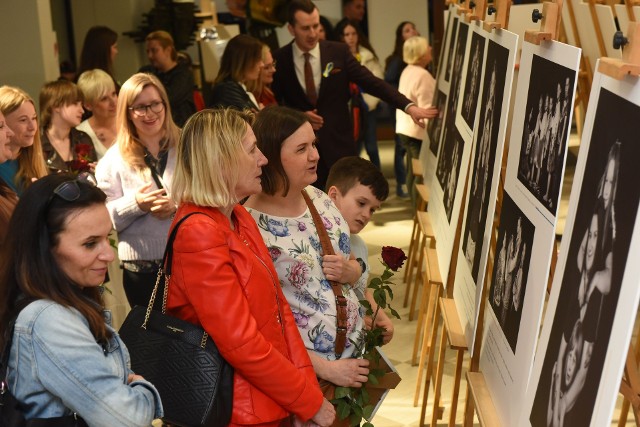 W bibliotece w Wieliczce otwarto wystawę "Pokój dla Matki - Marki do pokoju". Wyjątkowe fotografie można oglądać do 24 czerwca 2022