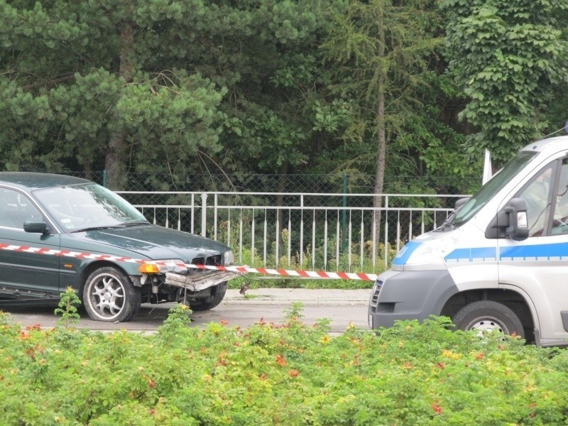 Wrocław: BMW wpadło w barierki na rondzie przy Granicznej (FOTO)