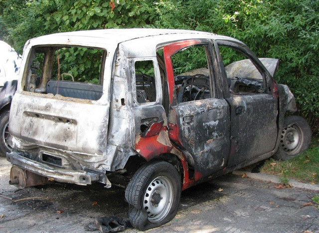 Fiat zderzył się z volkswagenem i stanął w płomieniach. Jedna osoba nie żyje. (zdjęcia)