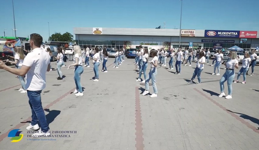 Zatańczyli na parkingu do popularnego hitu muzycznego i...