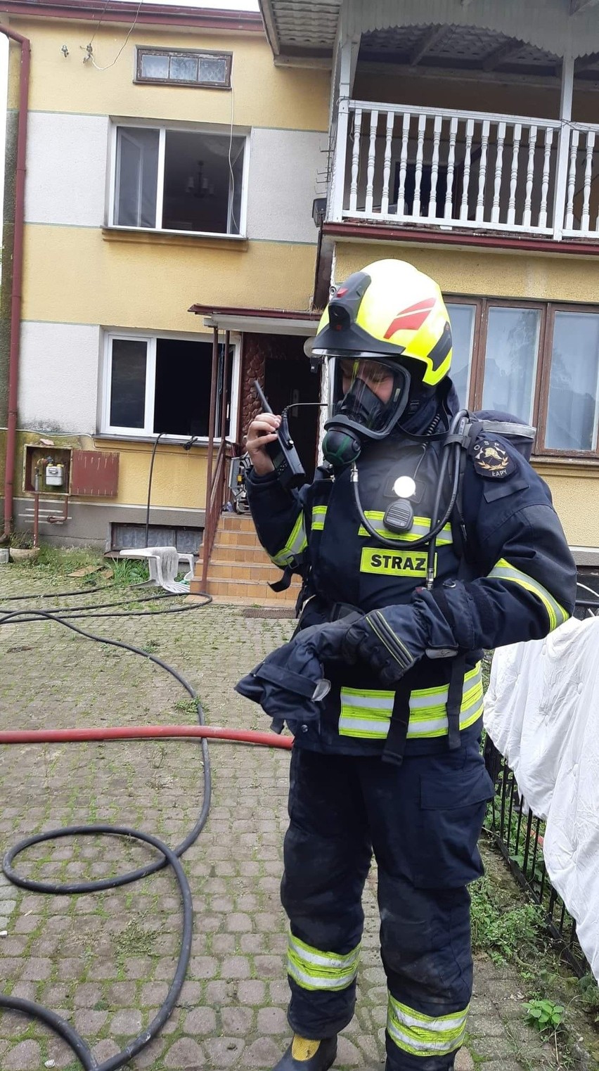 Kamińskie Jaski. Pożar w domu. Pięć zastępów strażaków w...