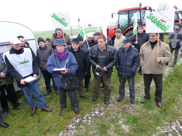 Do Pławinka przyjechało kilkudziesięciu rolników a także przedstawiciele "Solidarności" pracowniczej oraz samorządowcy