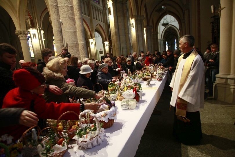 Sobota wielkanocna w Łodzi - święcenie pokarmów