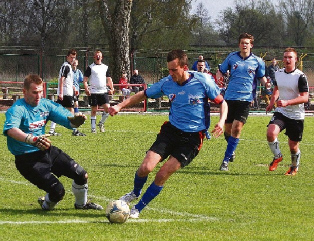 Sława Sławno (niebieskie koszulki, przy piłce kapitan Adrian Minda) po raz drugi w tym sezonie pokonała Bajgiel Będzino.