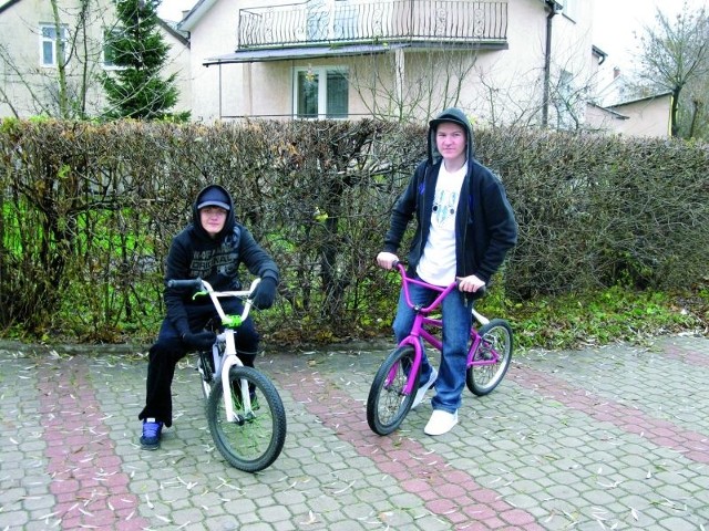 Paweł (z lewej) i Adam, beemiksiarze z Moniek, wciąż mają nadzieję, że w mieście powstanie skate-park