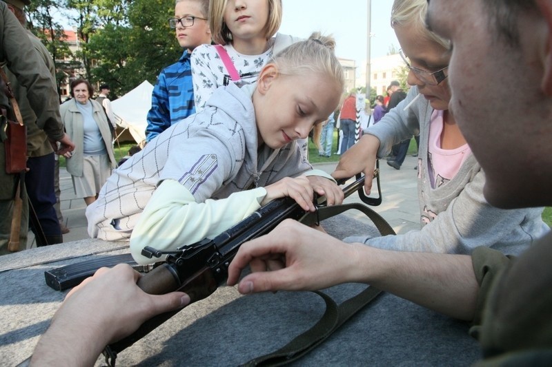 Piknik historyczny przed łódzką katedrą [zdjęcia]