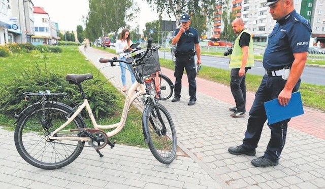 Policjanci apelują o ostrożność i przypominają, że na ścieżkach rowerowych również obowiązują przepisy drogowe.