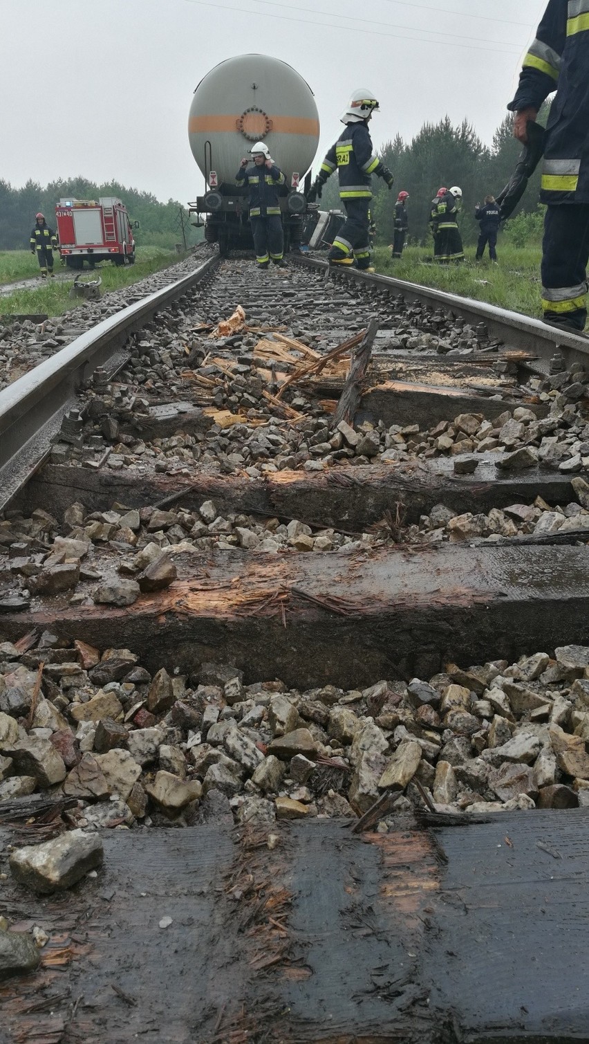 Ciężarówka zderzyła się z pociągiem pod Końskimi. Ranny kierowca z powiatu przysuskiego