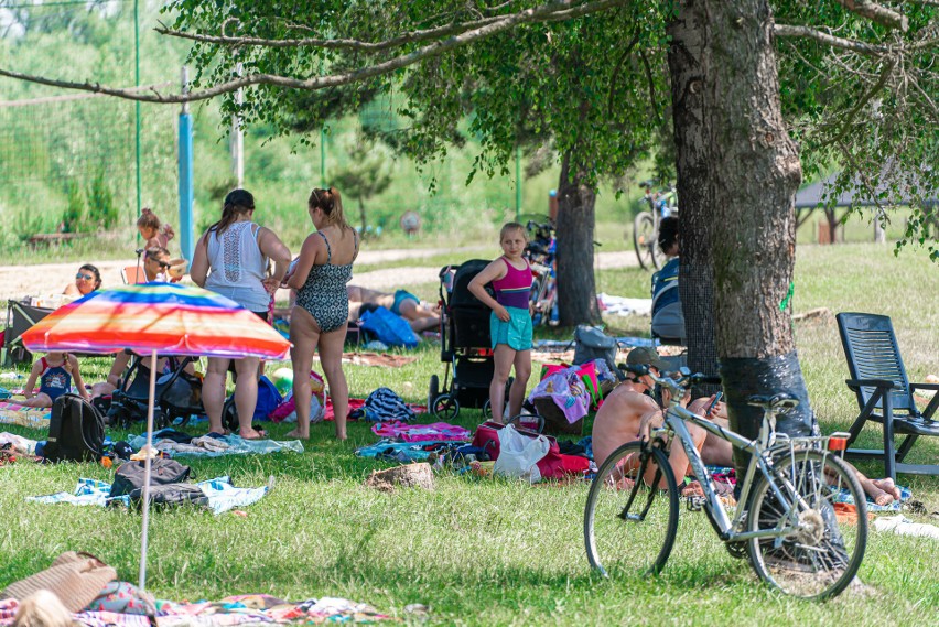 Starosądeckie Stawy przyciągają tłumy. Burmistrz apeluje do sąsiednich gmin [ZDJĘCIA]