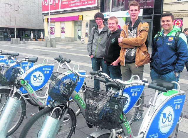 W Katowicach uruchomiono dwie stacje rowerowe. Przy każdej jest 15 jednośladów. Na zdjęciu ta na placu Szewczyka w centrum