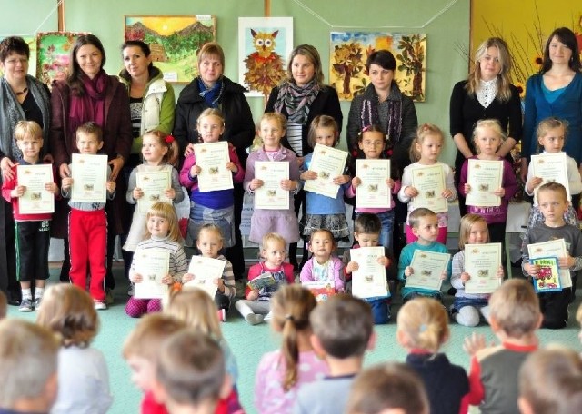 Wszyscy laureaci konkursu "Jesienne obrazy&#8221; z dyrekcją, rodzicami oraz nauczycielami.