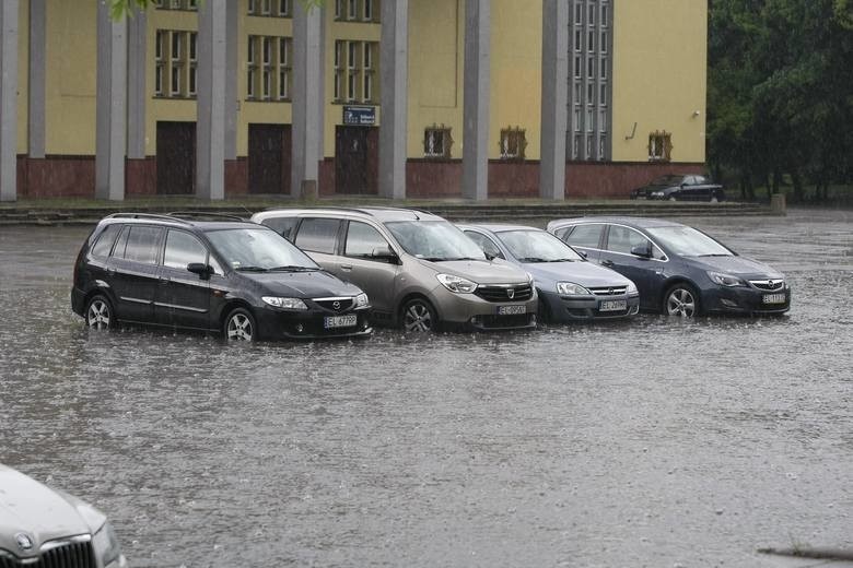 Ulewa w Łodzi 11 maja zalała ulice i budynki. Stanęły...